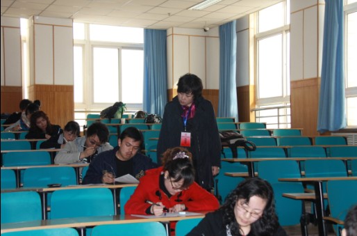 省职业技能鉴定指导中心主任王丽萍正在认真巡视考场